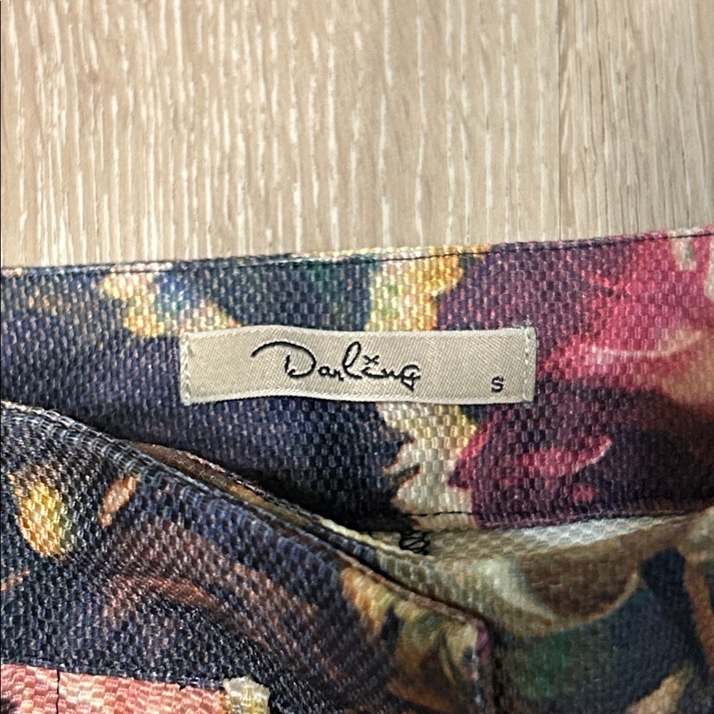 Darling Floral Cropped Ankle Style Pants Sz Small - Picture 2 of 8